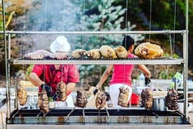 Tony de Cavalaire - Agitateurs de papilles - Traiteur BBQ géant slow food au feu de bois événements divers